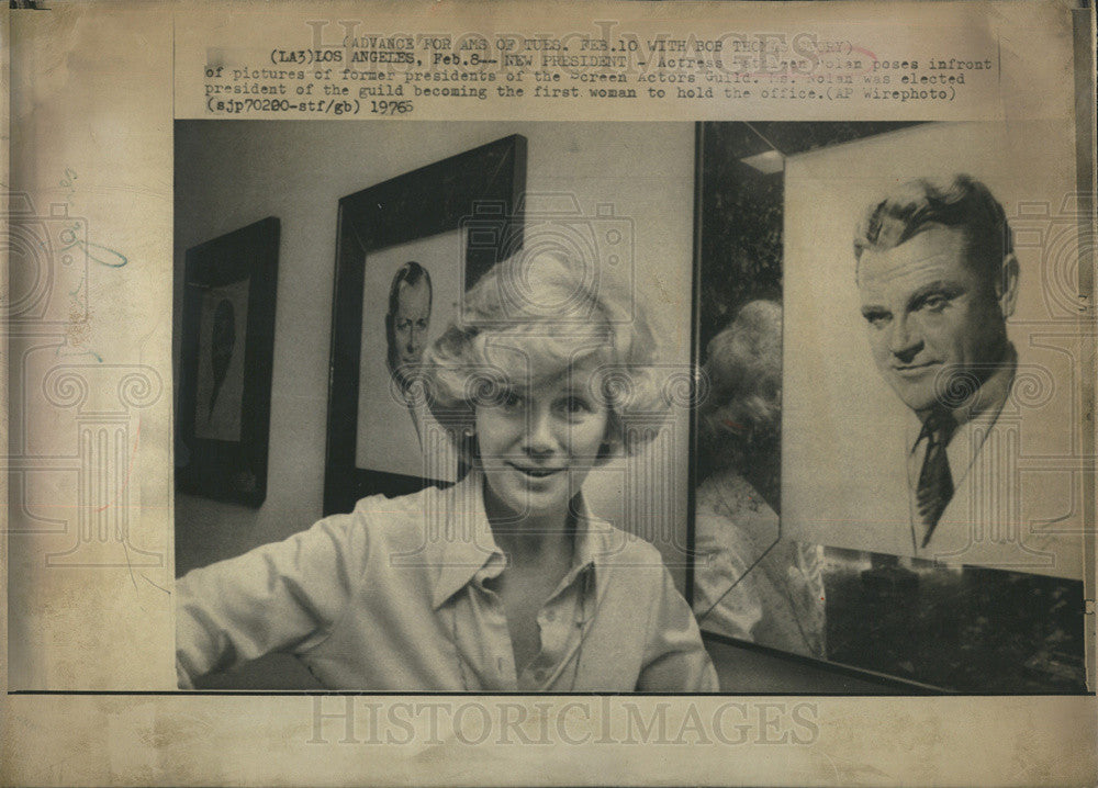 1976 Press Photo Kathleen Nolan In Front Of Pics Of Former Screen Actors Guild - Historic Images