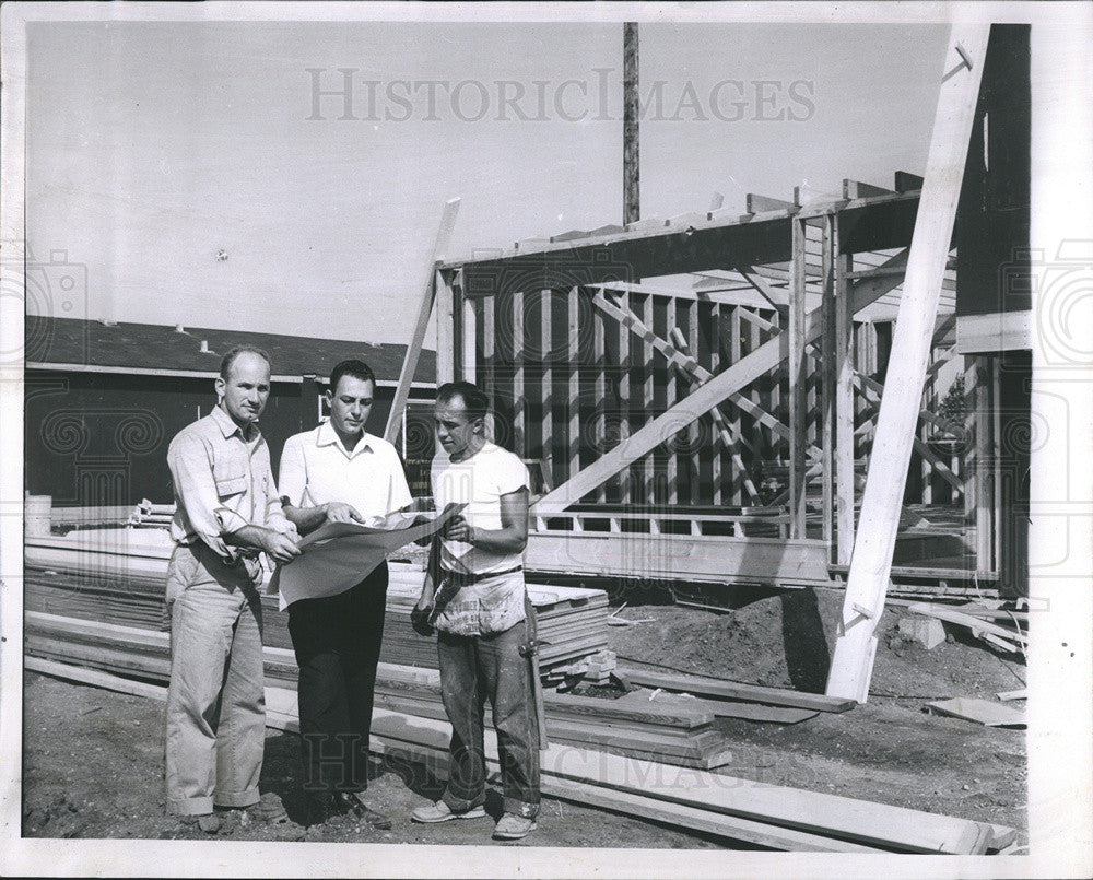 1962 Press Photo Builder Irv Miller Check Plans Of Home In Cherry Hill Mount - Historic Images