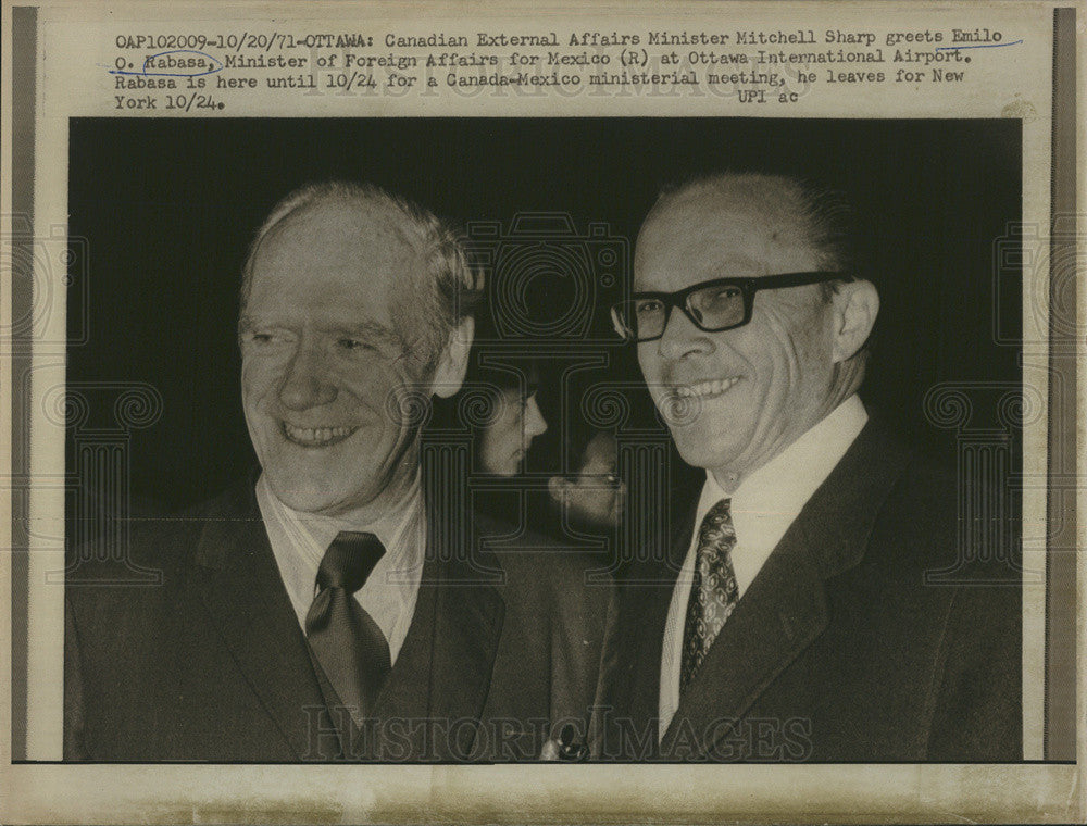 1971 Press Photo Canada Minister Mitchell Sharp Greets Mexico Emilo O. Rabasa - Historic Images