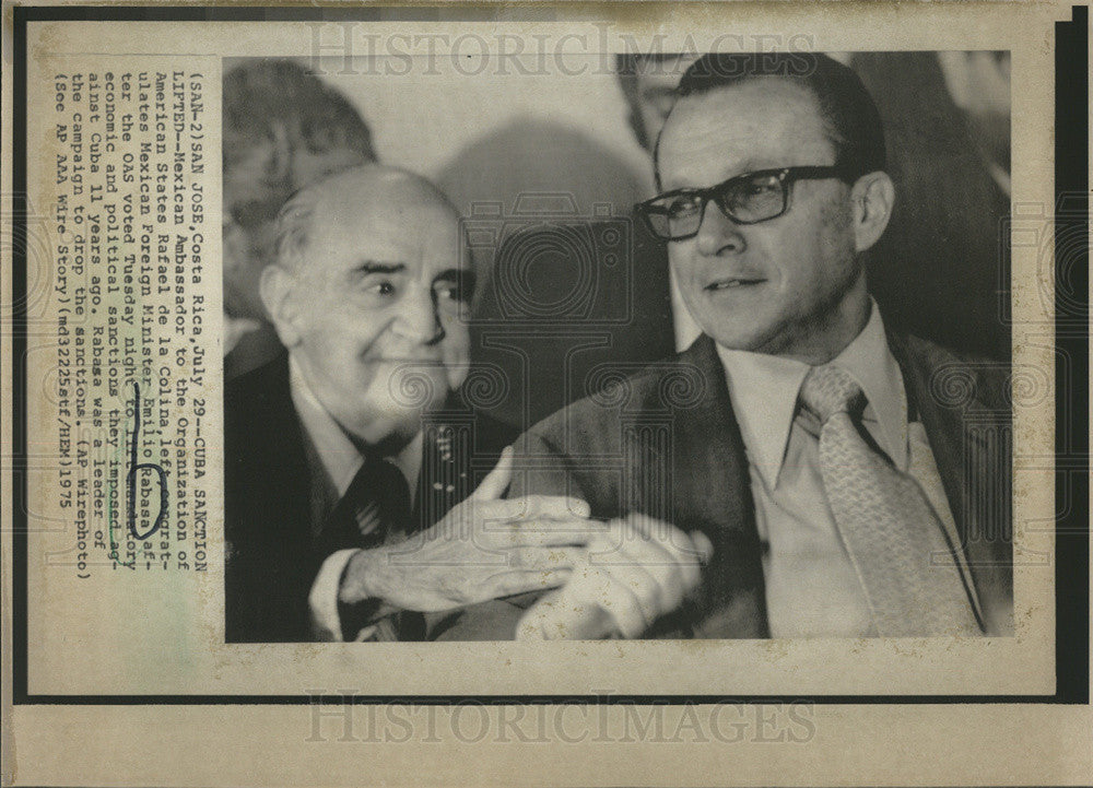 1995 Press Photo San Jose: Rafael DeLa Colin Congrats E. Rabasa No Sanction Cuba - Historic Images