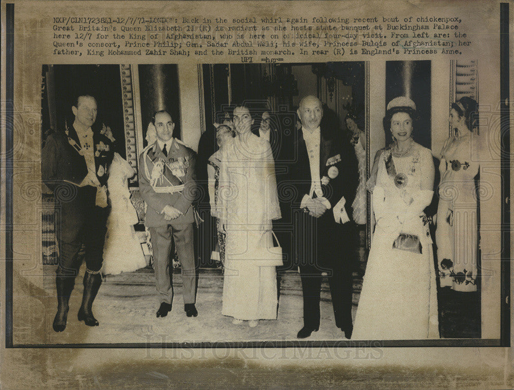 1971 Press Photo Queen Elizabeth II At State Banquet After Chicken Pox Buckinghm - Historic Images