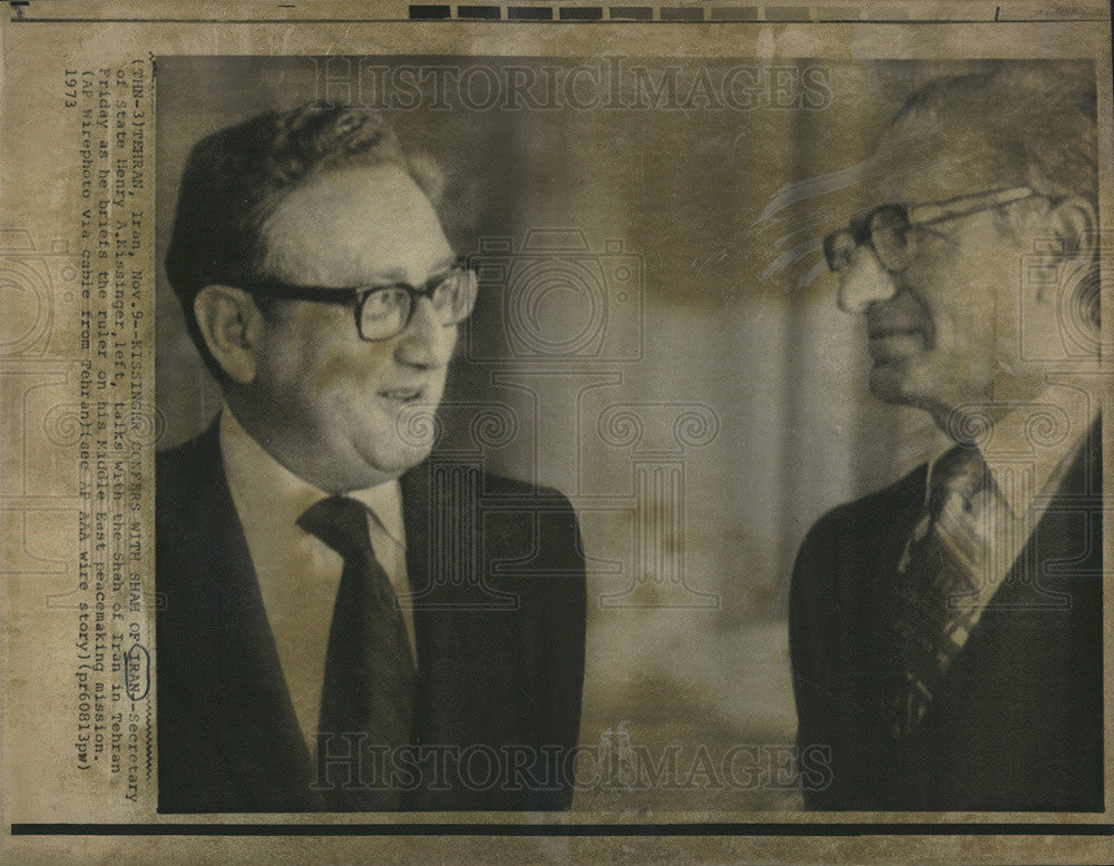 1973 Press Photo Henry Kissinger Talks With Shah Of Iran During Peace Mission - Historic Images