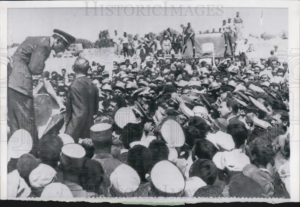 Press Photo Officer Speaks To Crowd - Historic Images