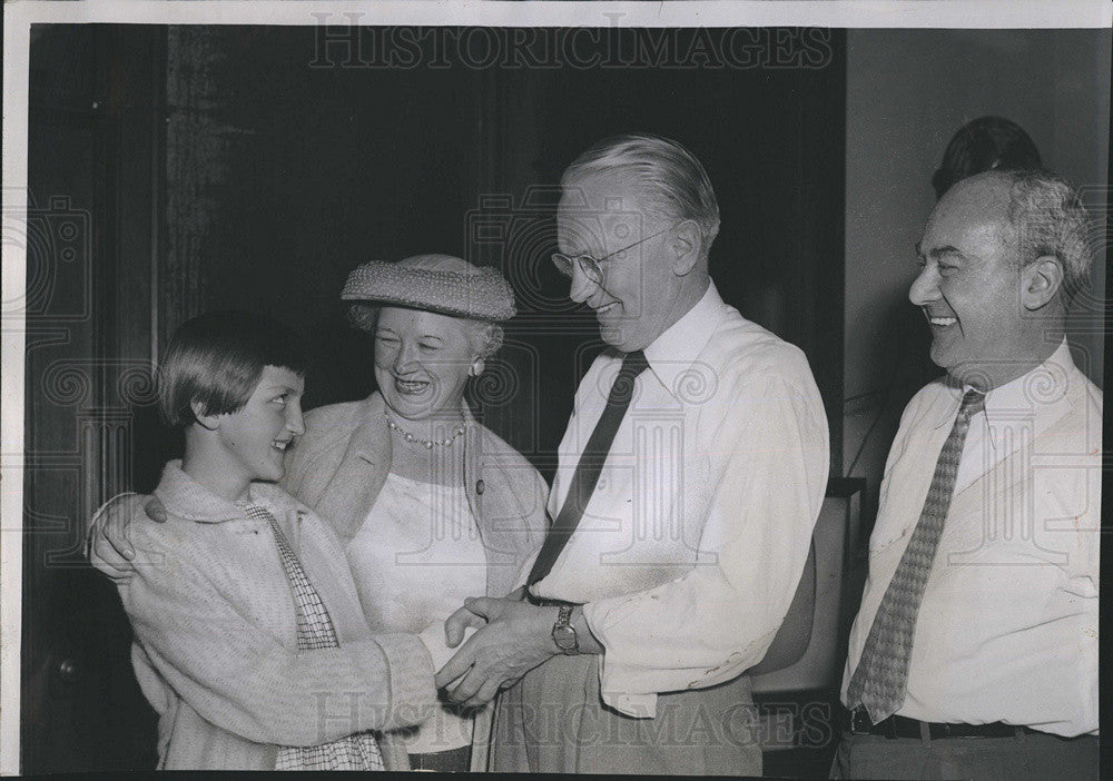 1957 Press Photo Everett Norlander With Hungarian Girl Thanks Him FornHis Help - Historic Images