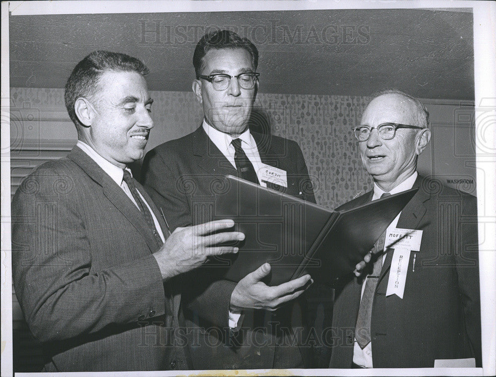 1963 Press Photo of Daily Press Assoc. president Clyde Moffitt et al - Historic Images