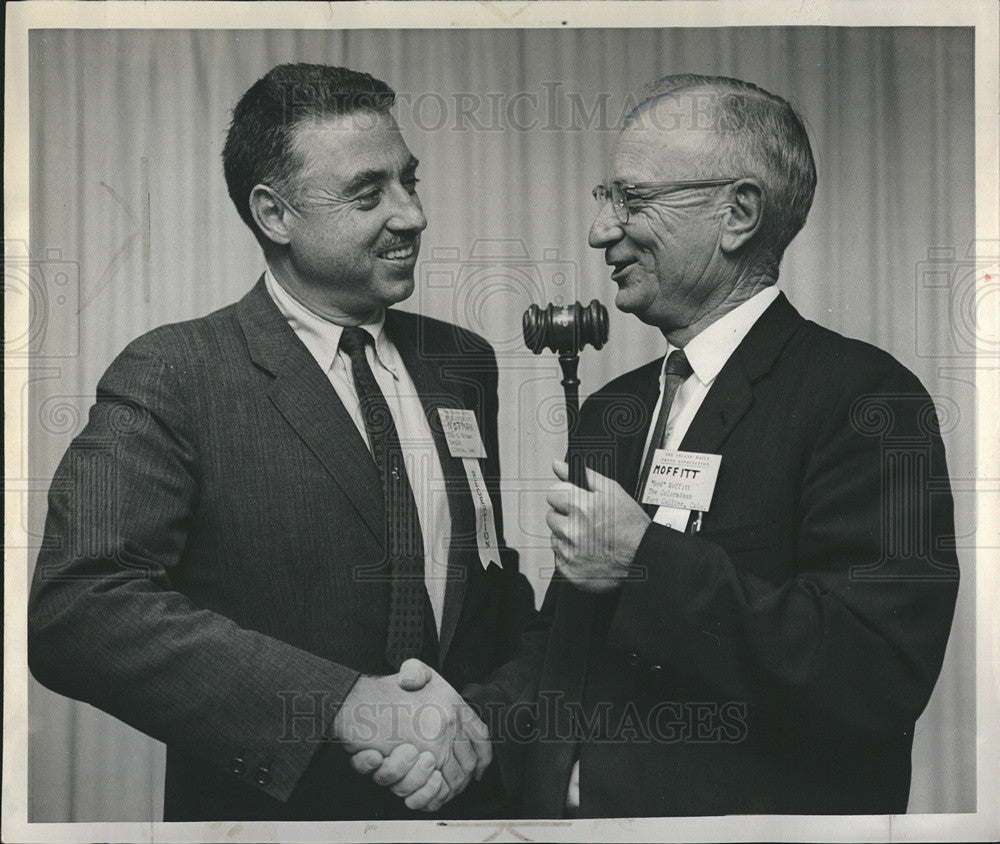 1963 Press Photo John H Notman Gives Gavel To Clyde E. Moffitt Inland Press Assn - Historic Images