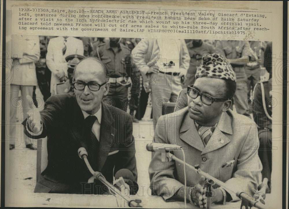 1975 Press Photo French President Valery d&#39;Estaing Zaire President Seko Arms - Historic Images