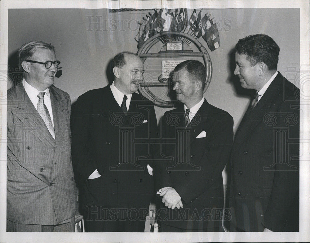 1956 Press Photo Newsmen at Natl Conv of Sigma Delta Chi at Pan-Am World Terml - Historic Images