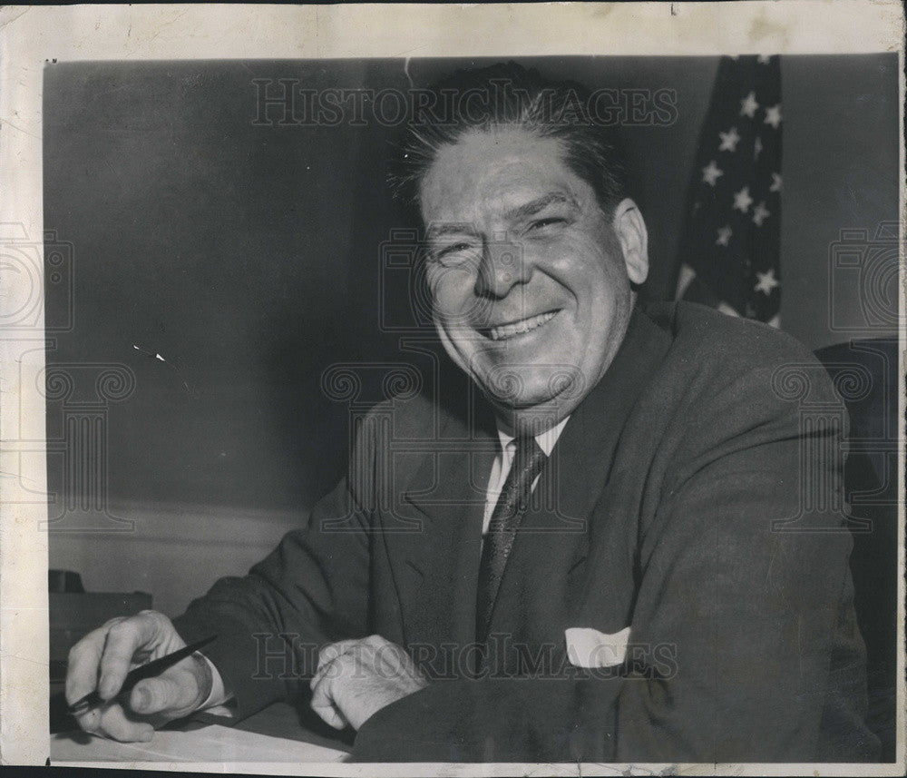 1953 Press Photo Named Secretary Of Labor James Mitchell Pentagon Desk Smiling - Historic Images