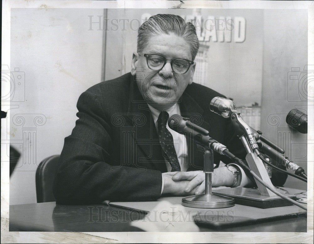 1960 Press Photo Labor Secretary James Mitchell Press Conference Midway Airport - Historic Images