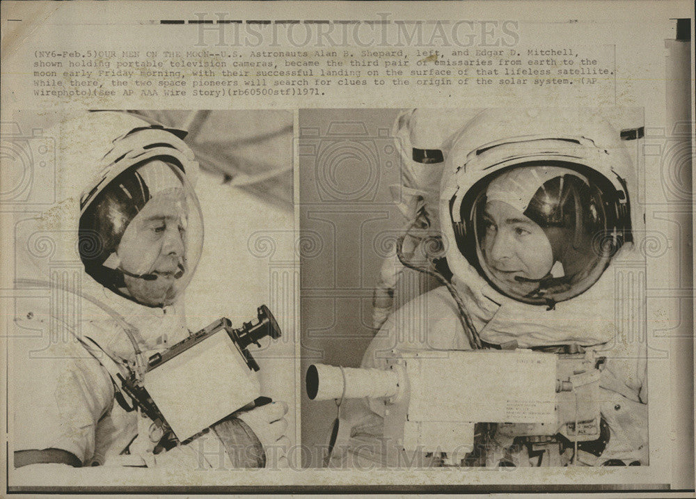 1971 Press Photo Astronauts Alan B. Shepard And Edgar D. Mitchell Hold TV Camera - Historic Images