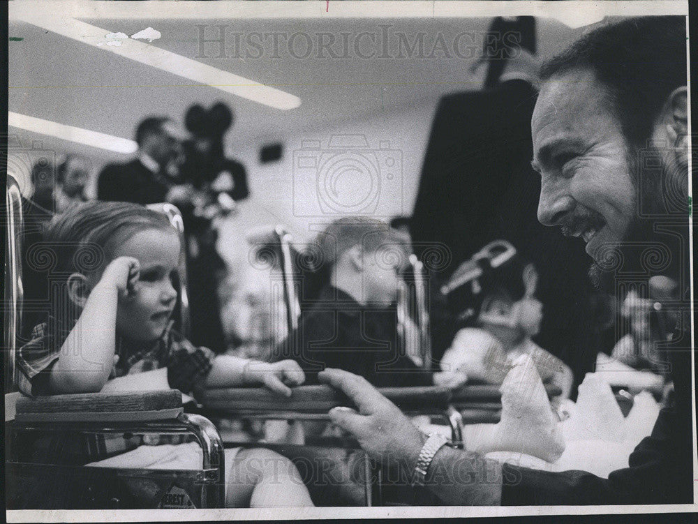 1971 Press Photo Edgar Mitchell Apollo 14 Astronaut Meets Kid At Shrine Hospital - Historic Images