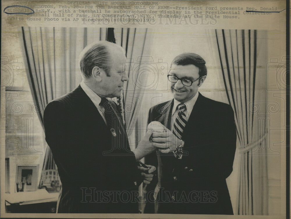 1975 Press Photo Pres Fords gives Donald Mitchell a signed baseball for BBHOF - Historic Images