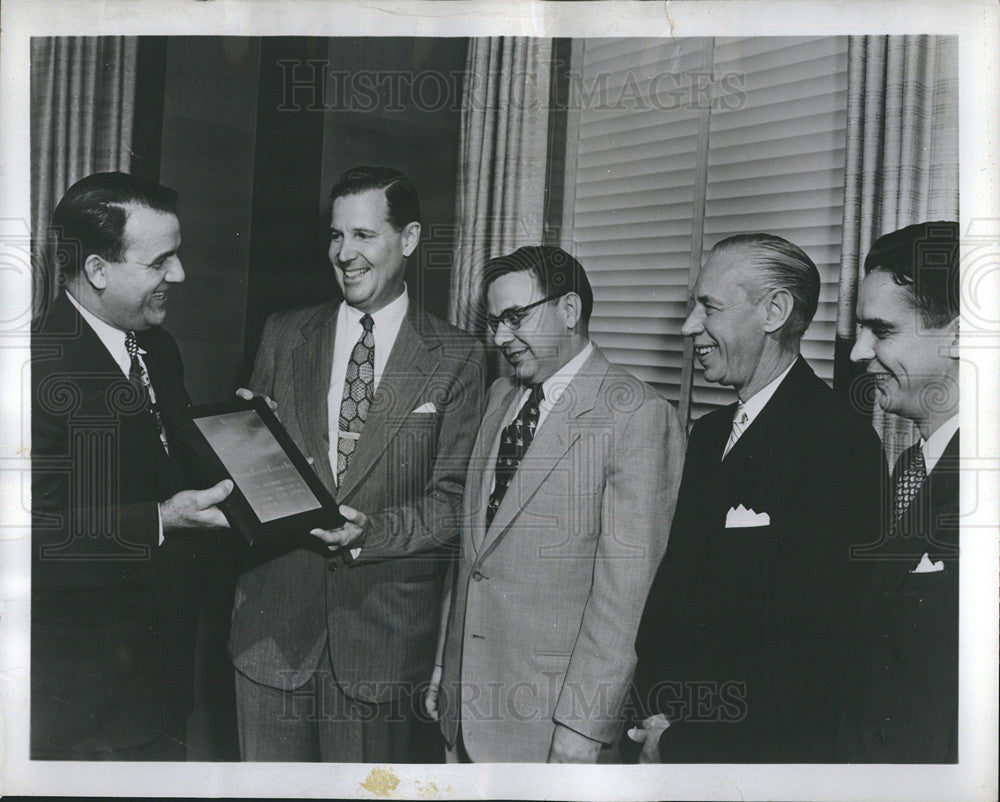 1951 Press Photo Sylvania Elec Prodts Reps get Natl Allnc Award in New York,NY - Historic Images