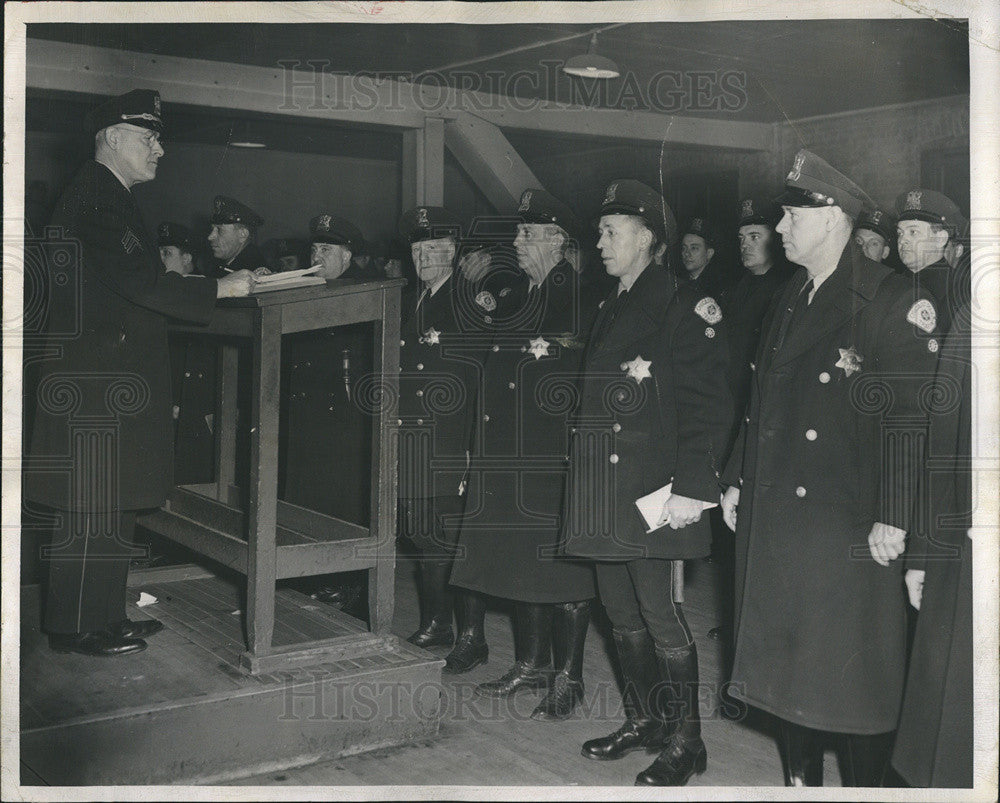 1952 Press Photo Traffic Violation Order Sergeant Frank Mizar Instructs Police - Historic Images