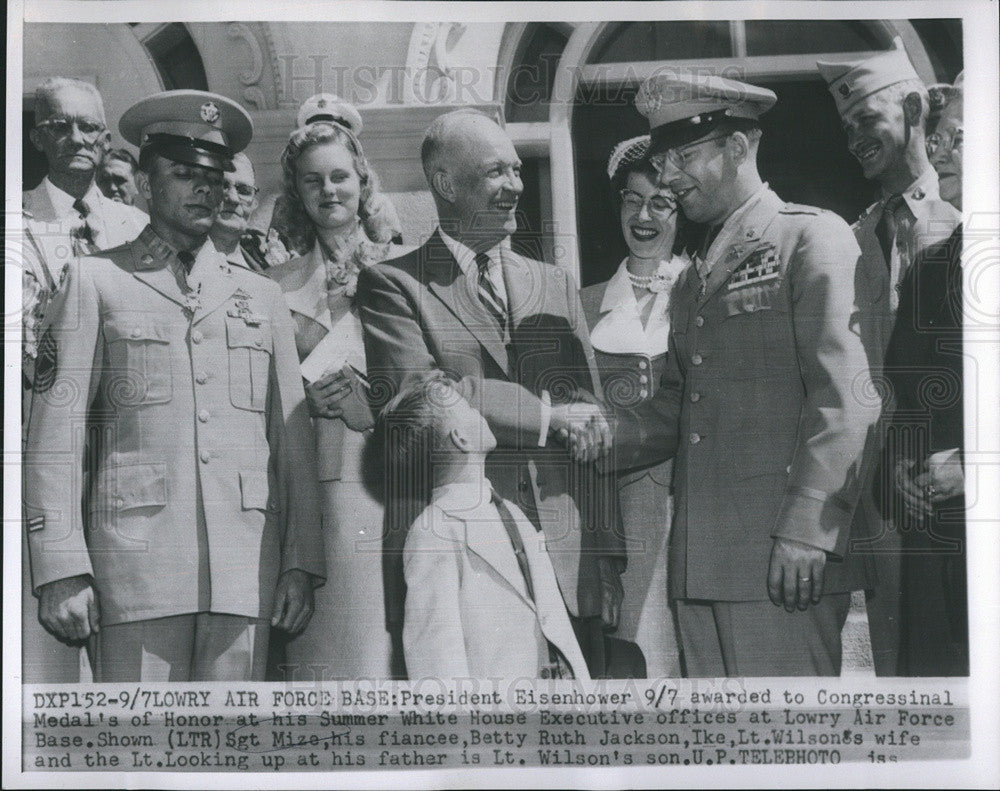 1952 Press Photo President Eisenhower Awards Medal To Sergeant Mize Lowry Base - Historic Images