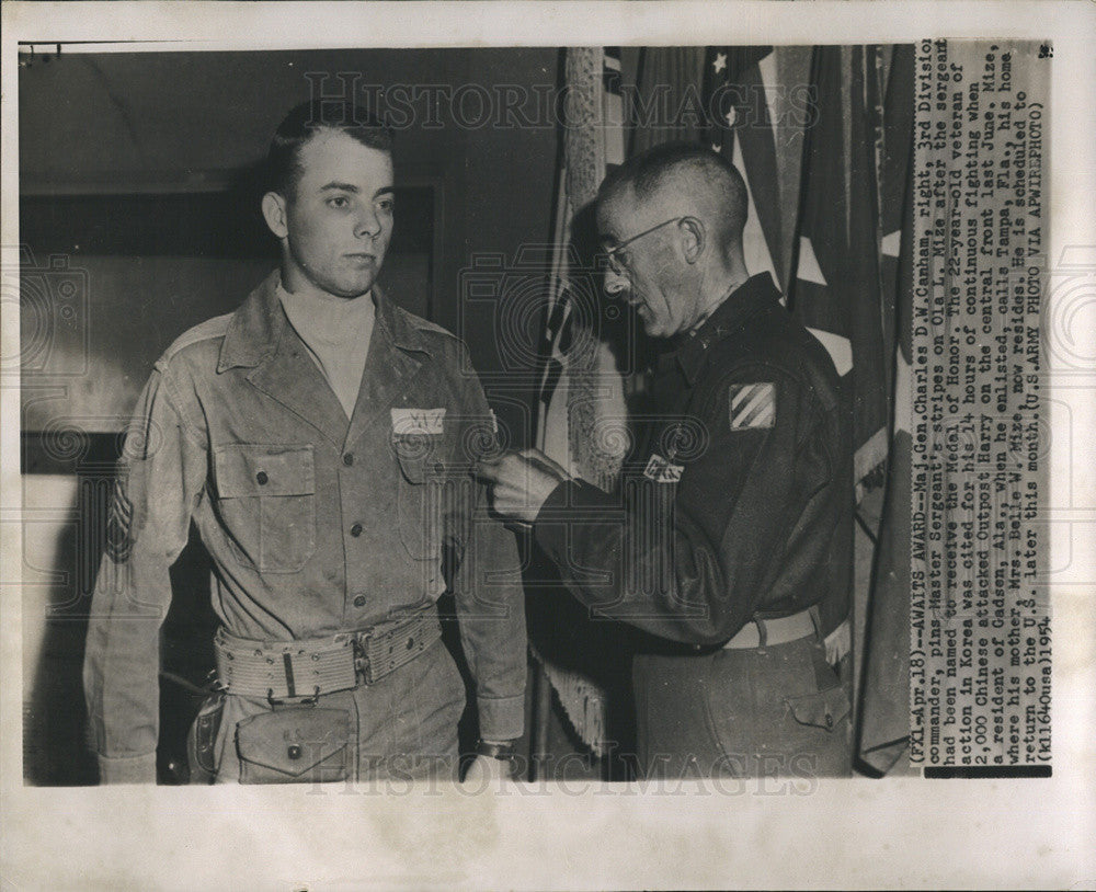 1954 Press Photo Major General Charles Canham Pinning Stripes Ola Mize Honor - Historic Images