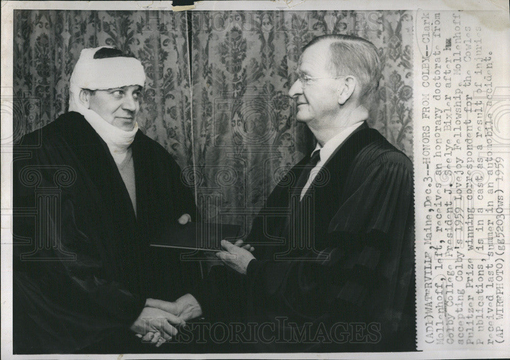 1959 Press Photo Clark Mollenhoff Receiving Honorary Doctorate Coley College - Historic Images