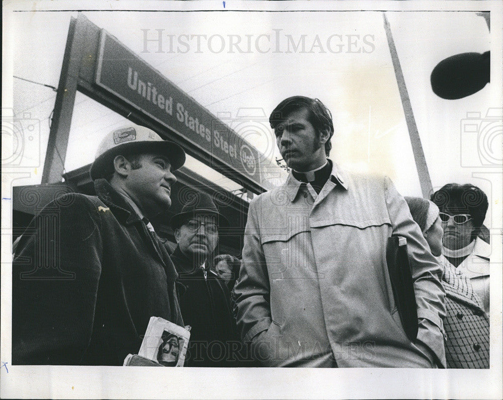 1971 Press Photo Chicago Inspector Philip Mole With Reverence Leonard Dubi - Historic Images