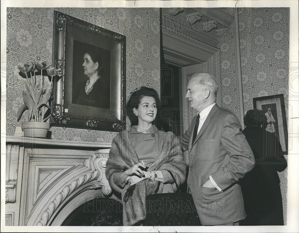 1963 Press Photo Elizabeth Quinlan and Paul Phelps talk beneath Jane Addams - Historic Images