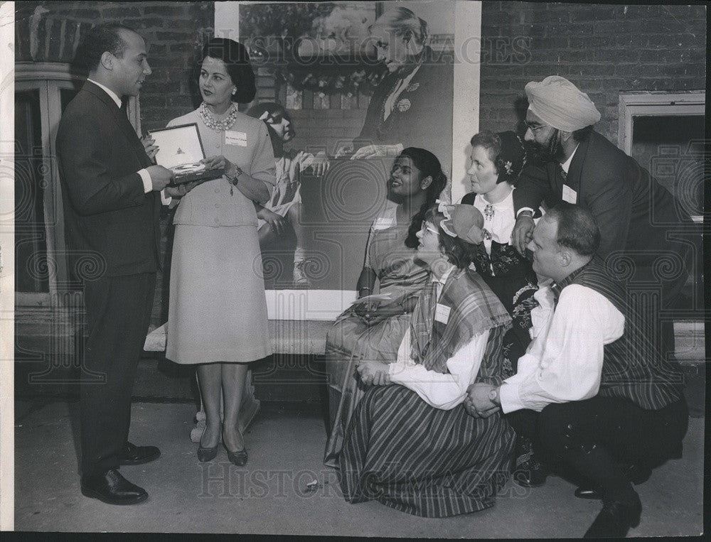 1962 Press Photo Sourour Amin of Egypt presents Elizabeth Quinlan with a silver - Historic Images