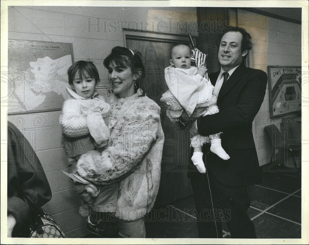 1986 Press Photo Pat Quinn candidate for State treasurer with wife Julie votes - Historic Images