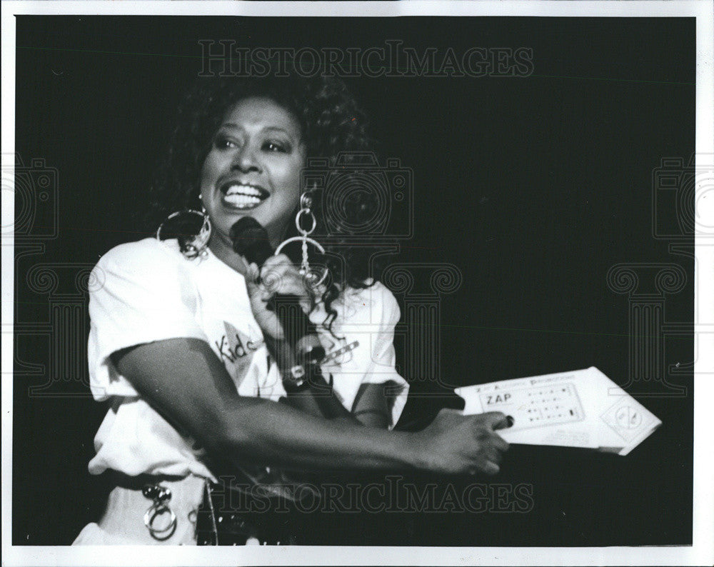 1990 Press Photo Actress Miriam Ramsey speaking at anti drug and alcohol - Historic Images