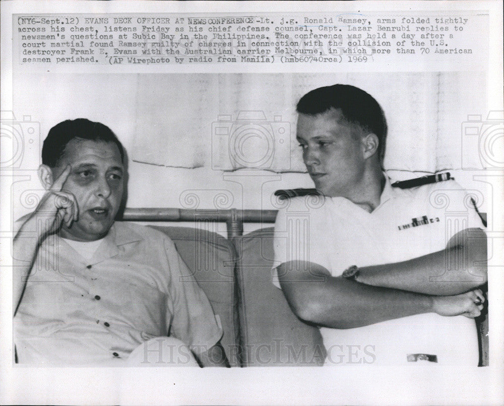 1969 Press Photo Lt. Ramsey Capt. Benrubi Talk to Reporters at Subic Bay - Historic Images