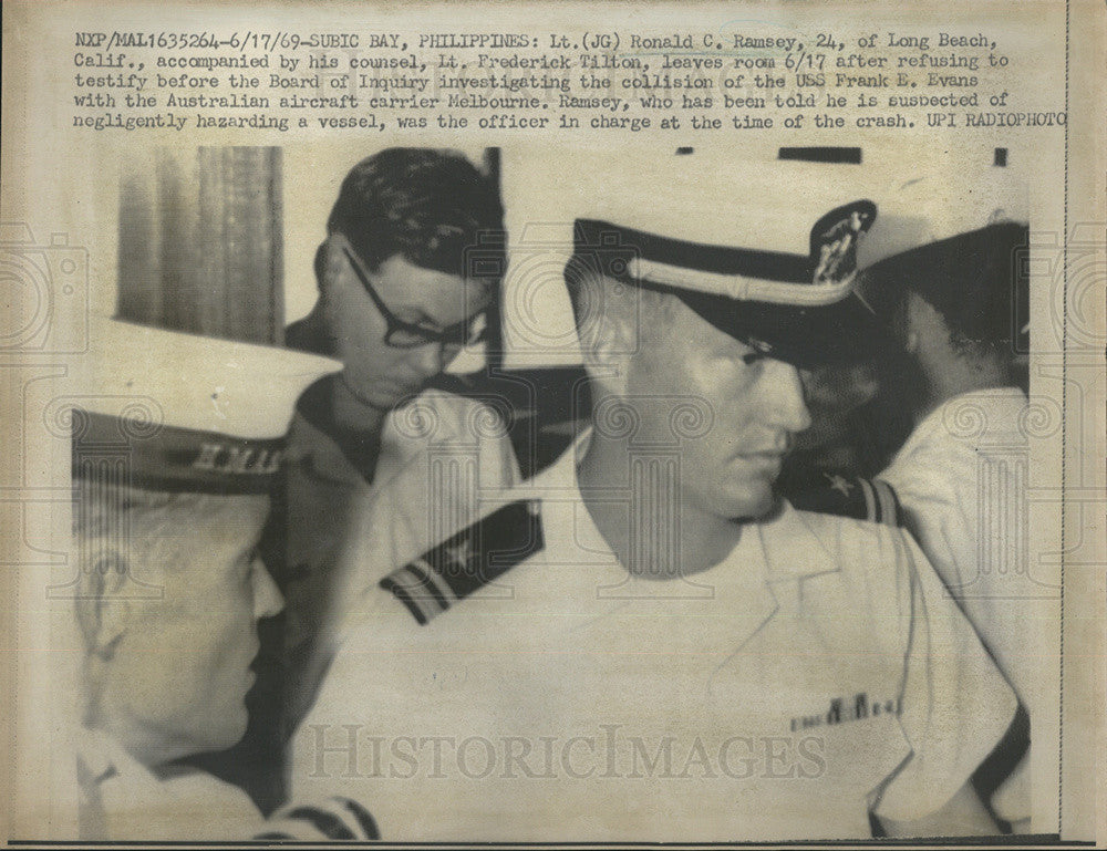 1969 Press Photo Ronald C. Ramsey leaving after reusing to testify - Historic Images