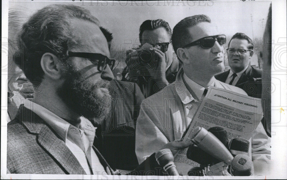 1966 Press Photo Ronald Ramsey reads anti-war tapes and sent to Vietnam - Historic Images