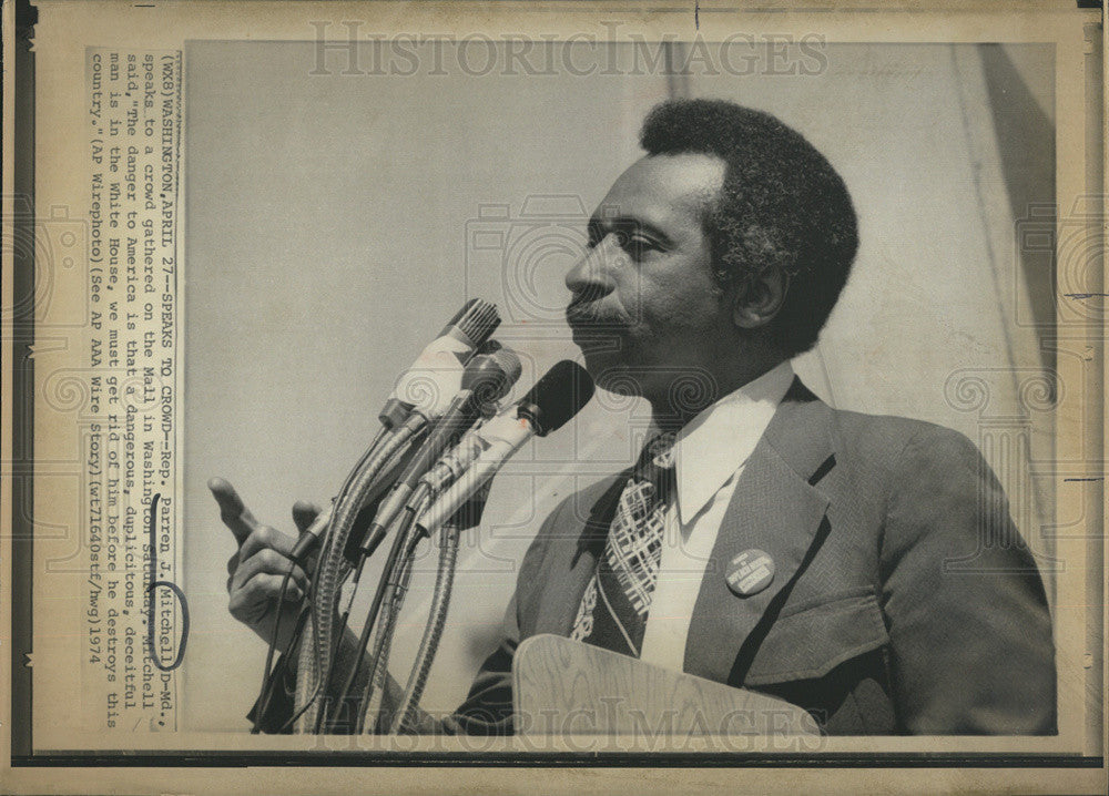 1974 Press Photo U.S. Representative Parren Mitchell speaks to crowd - Historic Images