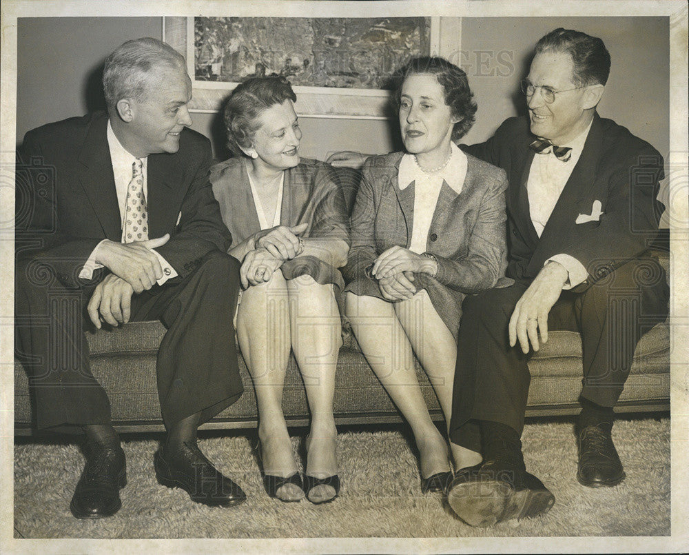 1955 Press Photo Mr And Mrs Stephen Mitchell At home - Historic Images