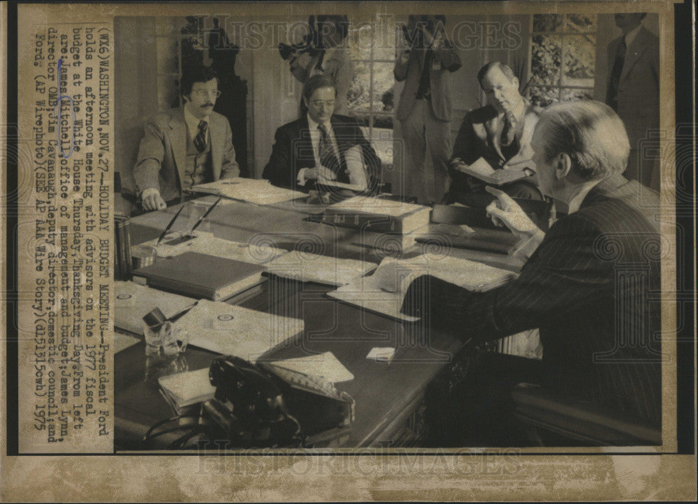 1975 Press Photo President Ford holds meeting with advisors on fiscal budget - Historic Images