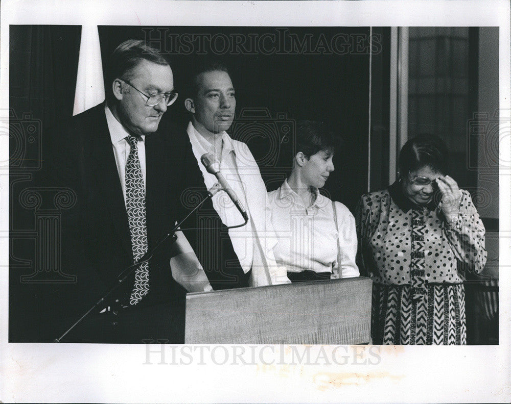 1990 Press Photo Gov. James Thompson Announces State to Pay for Bone Transplant - Historic Images