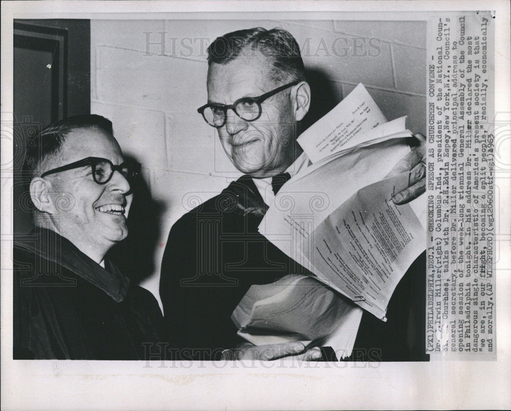 1963 Press Photo Dr. Irwin Miller talks with Dr. R.h&gt; Edwin Espey - Historic Images