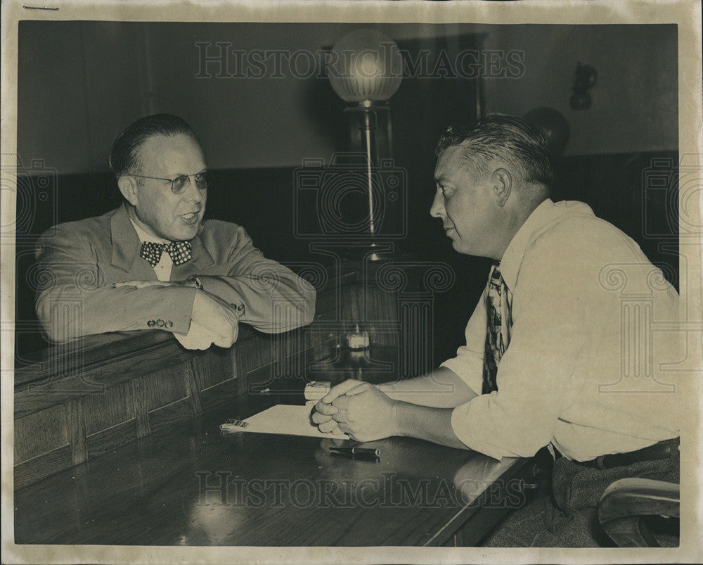 1949 Press Photo Rev Nordland And Mayor Vernon Reich Talk Ministers Gambling Drv - Historic Images