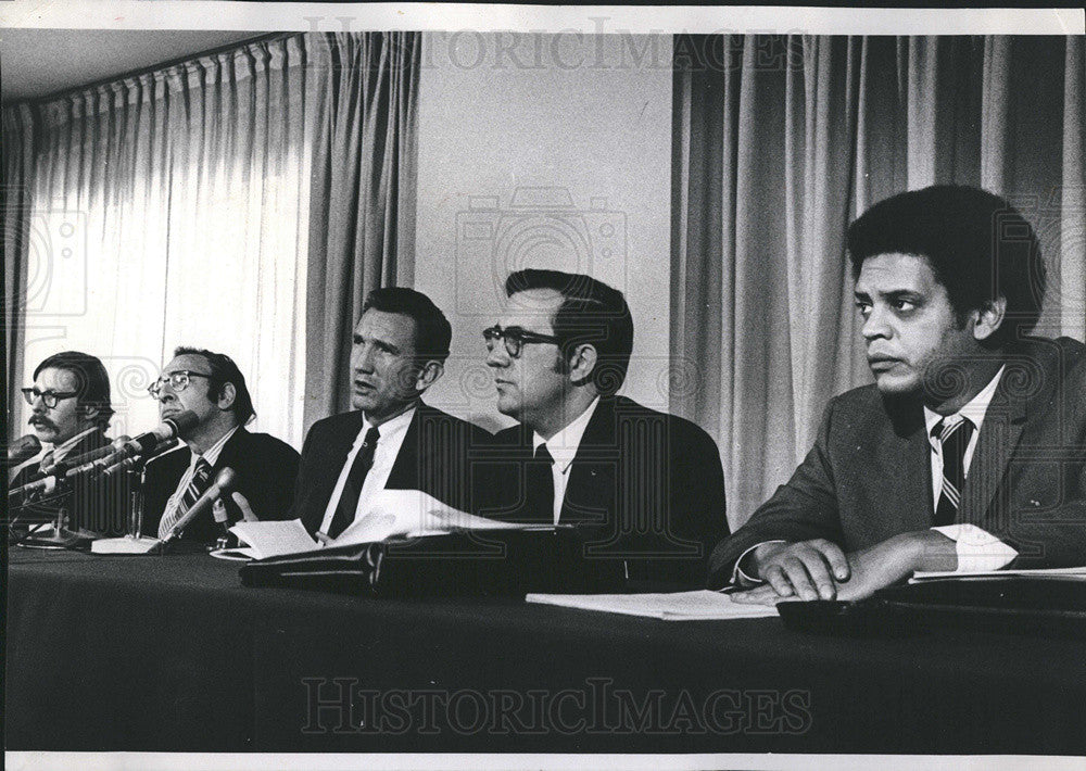 1971 Press Photo Ramsey Clark speaking to the press - Historic Images