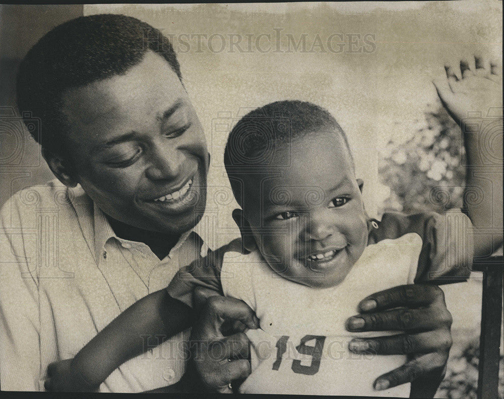 Press Photo Chicago Police Lepolia First Bachelor In Illinois To Adopt With Baby - Historic Images