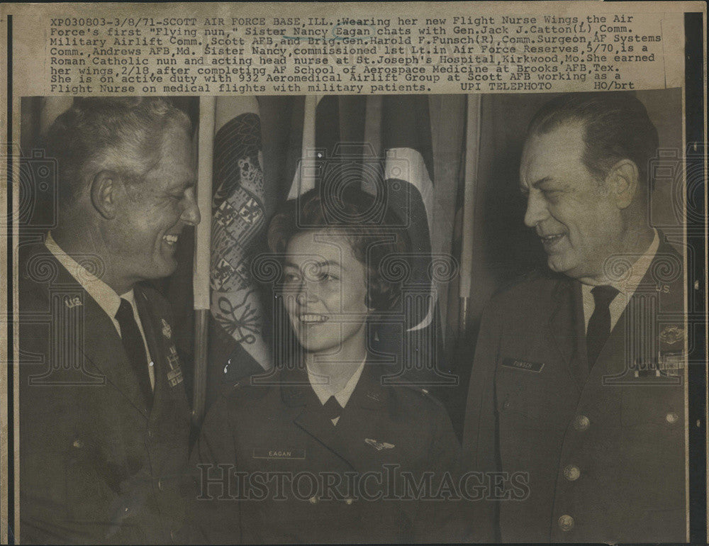 1971 Press Photo Air Force First Flying Nun Nancy Eagan &amp; Gen Jack Catton - Historic Images