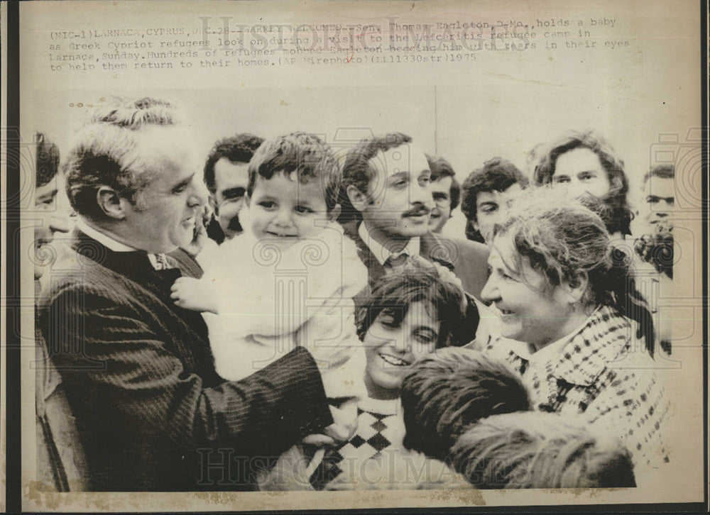 1975 Press Photo Sen,Eagleton visiting a refugee camp in Larnaca, Cyprus - Historic Images