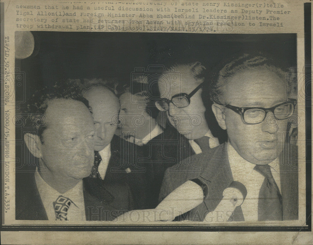 1974 Press Photo Henry Kissenger Tells Press He Had Good Talk with Israeli Leadr - Historic Images