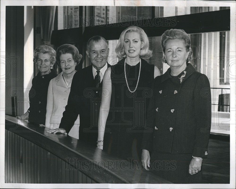 1968 Press Photo Lyric Opera officials accompany soprano Helen-Kay Eberly - Historic Images