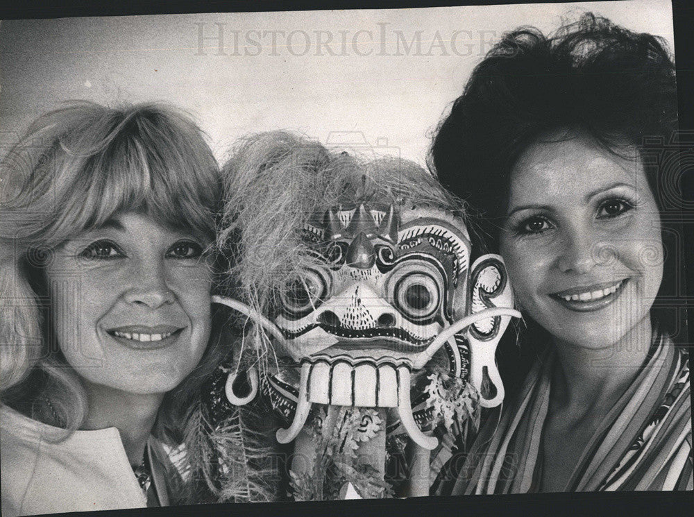 1975 Press Photo Dorrie Ebersol and Beverly Crown in &quot;Take Off Your Mask&quot; - Historic Images