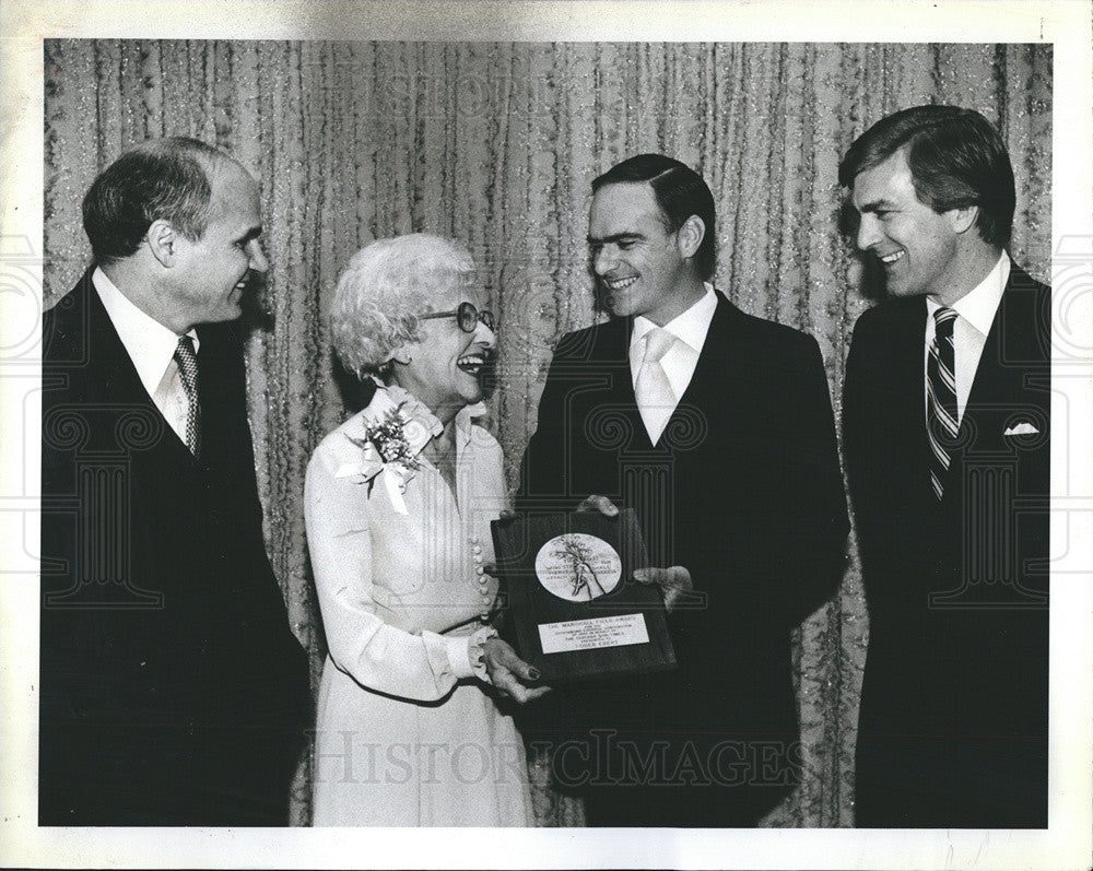 1981 Press Photo Roger Ebert receives the Marshall Field Award for editorial exc - Historic Images