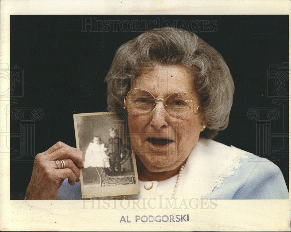 1982 Press Photo Elsie Ebert shows photo taken by Edward Fox.  She was his first - Historic Images