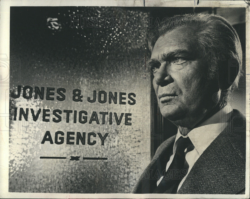 1973 Press Photo Barnaby Jones Series Actor Buddy Ebsen Standing With Door Sign - Historic Images