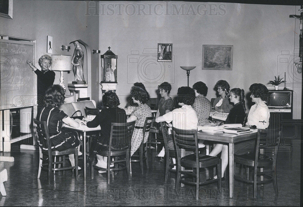 1962 Press Photo Mrs. David Echols teaching troubled girls - Historic Images