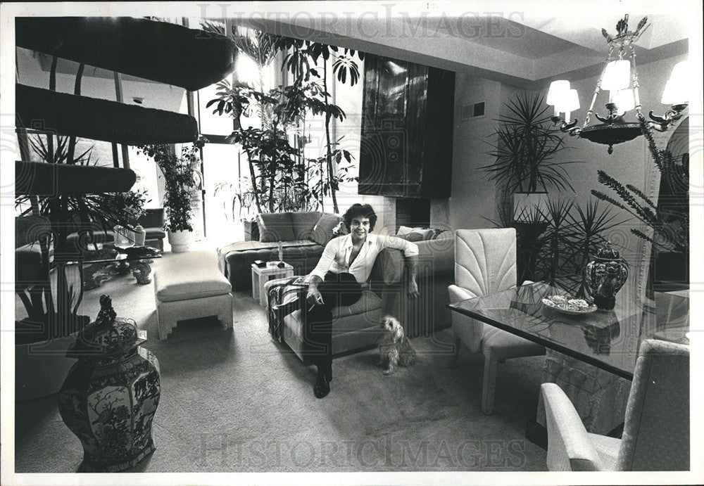 1979 Press Photo David Eckles at home in Living room - Historic Images