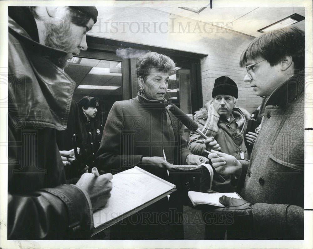 1983 Press Photo Police Spokeswoman Gladys Lindsay Chicago Hospital Fred Eckles - Historic Images