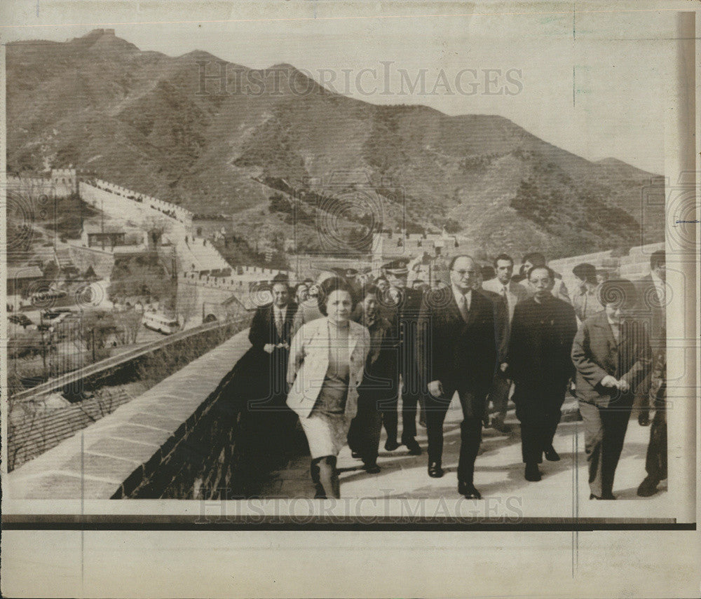 1973 Press Photo Mex. President Luis Echeverria with wife on China&#39;s Great Wall - Historic Images